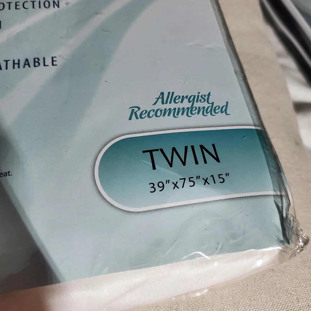 NWT JS Sanders Collection Bedbug & Allergy Mattress Protevtor - Twin